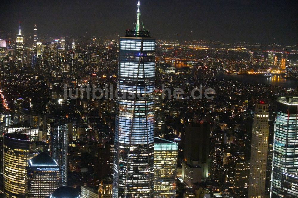 New York bei Nacht von oben - Nachtluftbild One World Trade Center in der Skyline von Manhattan in New York in USA