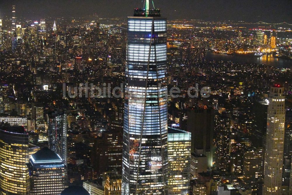 New York bei Nacht aus der Vogelperspektive: Nachtluftbild One World Trade Center in der Skyline von Manhattan in New York in USA