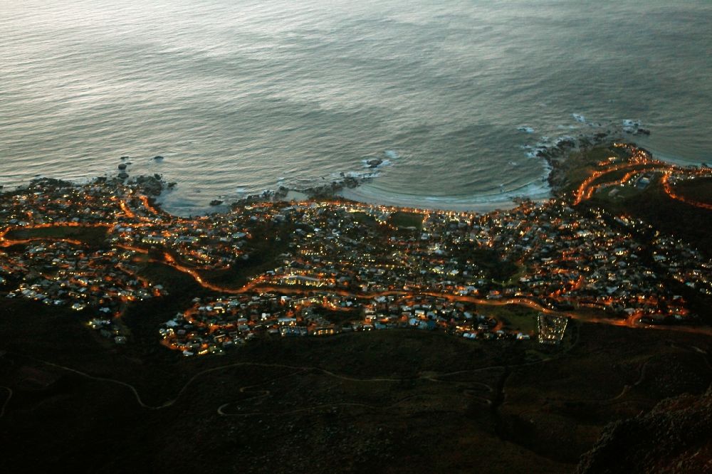 Nachtluftbild Kapstadt - Nachtluftbild Ortskern und Orts- Zentrum an der Meeres- Küste des Südatlantik in Kapstadt in Western Cape, Südafrika