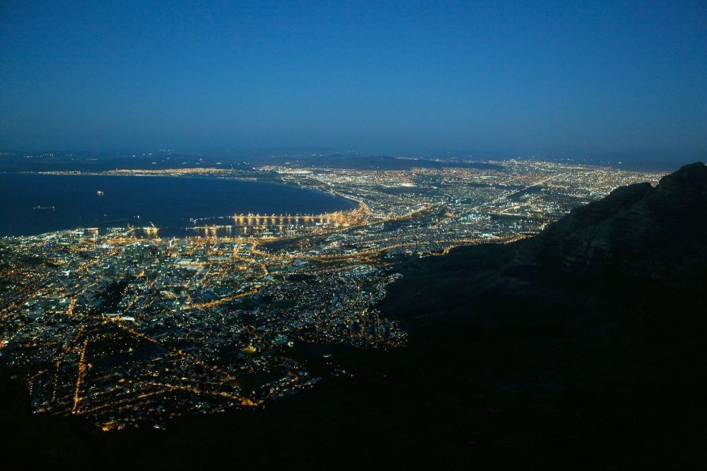 Nacht-Luftaufnahme Kapstadt - Nachtluftbild Ortskern und Orts- Zentrum an der Meeres- Küste des Südatlantik in Kapstadt in Western Cape, Südafrika