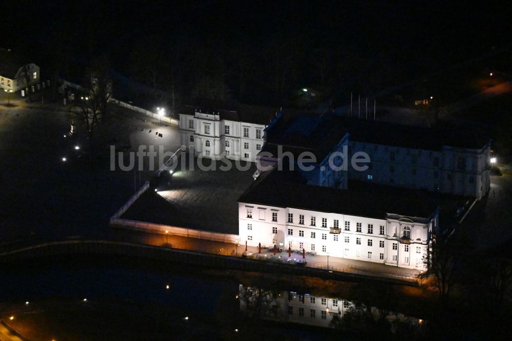 Nacht-Luftaufnahme Oranienburg - Nachtluftbild Palais des Schloss Oranienburg in Oranienburg im Bundesland Brandenburg, Deutschland
