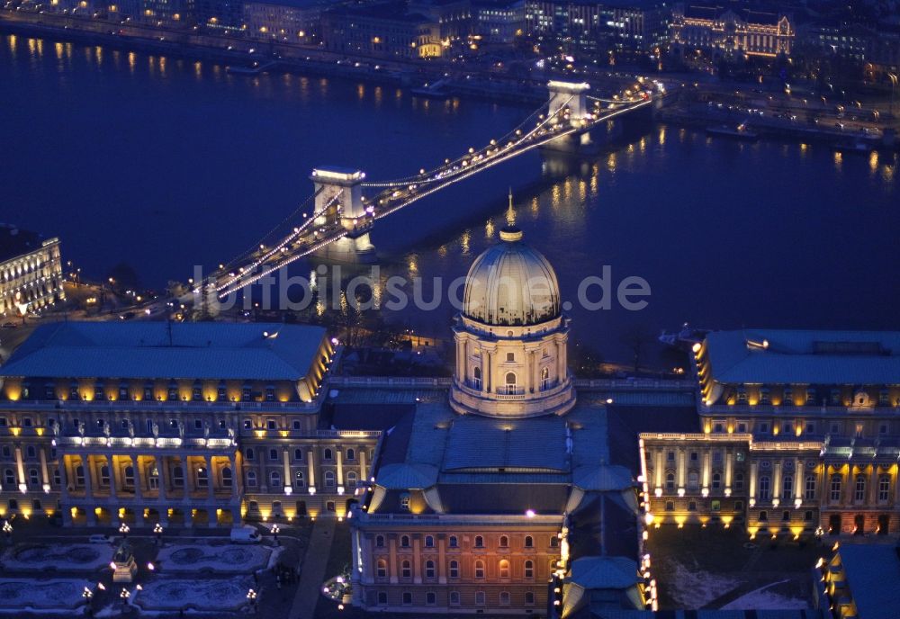 Nachtluftbild Budapest - Nachtluftbild Palais des Schloss Royal Palace in Budapest in Ungarn