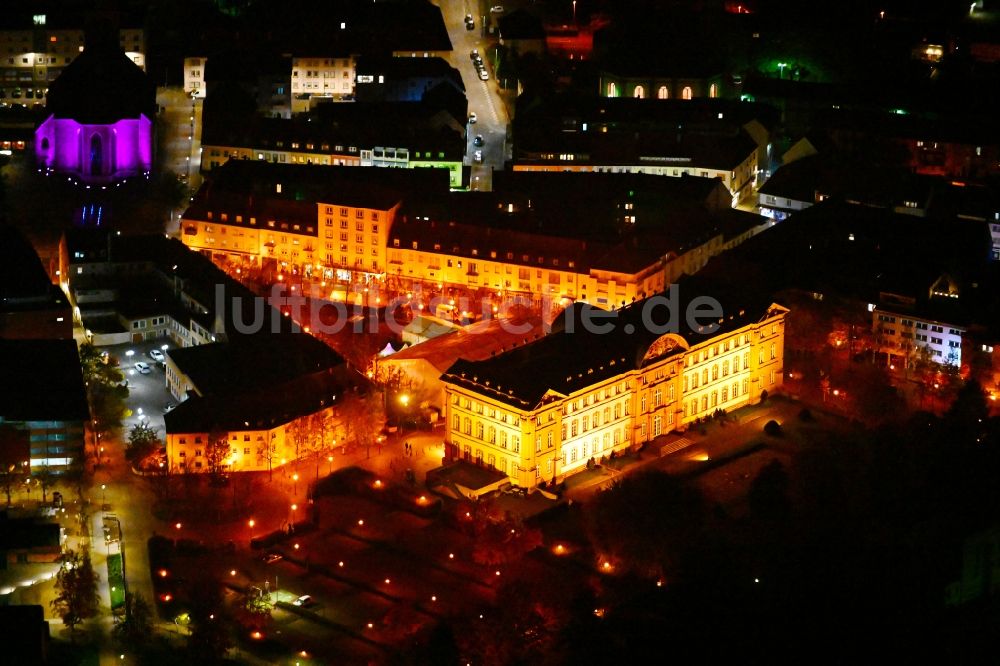 Zweibrücken bei Nacht aus der Vogelperspektive: Nachtluftbild Palais des Schloss am Schlossplatz in Zweibrücken im Bundesland Rheinland-Pfalz, Deutschland