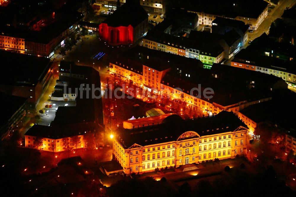 Zweibrücken bei Nacht aus der Vogelperspektive: Nachtluftbild Palais des Schloss am Schlossplatz in Zweibrücken im Bundesland Rheinland-Pfalz, Deutschland
