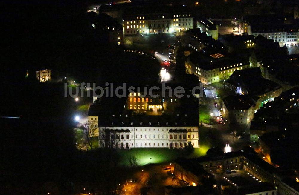 Nacht-Luftaufnahme Weimar - Nachtluftbild Palais des Schloss Stadtschloss Weimar am Burgplatz in Weimar im Bundesland Thüringen, Deutschland