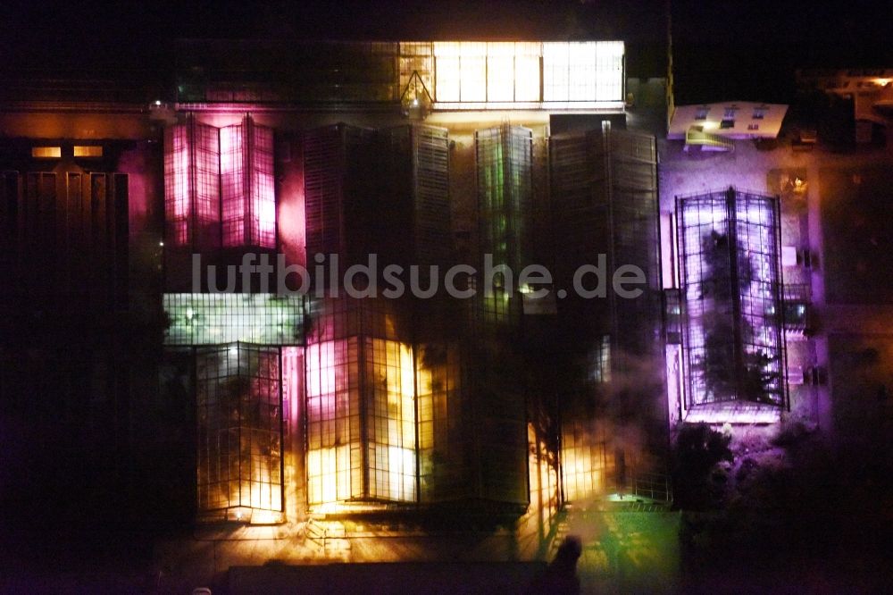 Nachtluftbild Potsdam - Nachtluftbild Parkanlage und Gewächshausanlagen am Paradiesgarten - Botanischer Garten in Potsdam im Bundesland Brandenburg