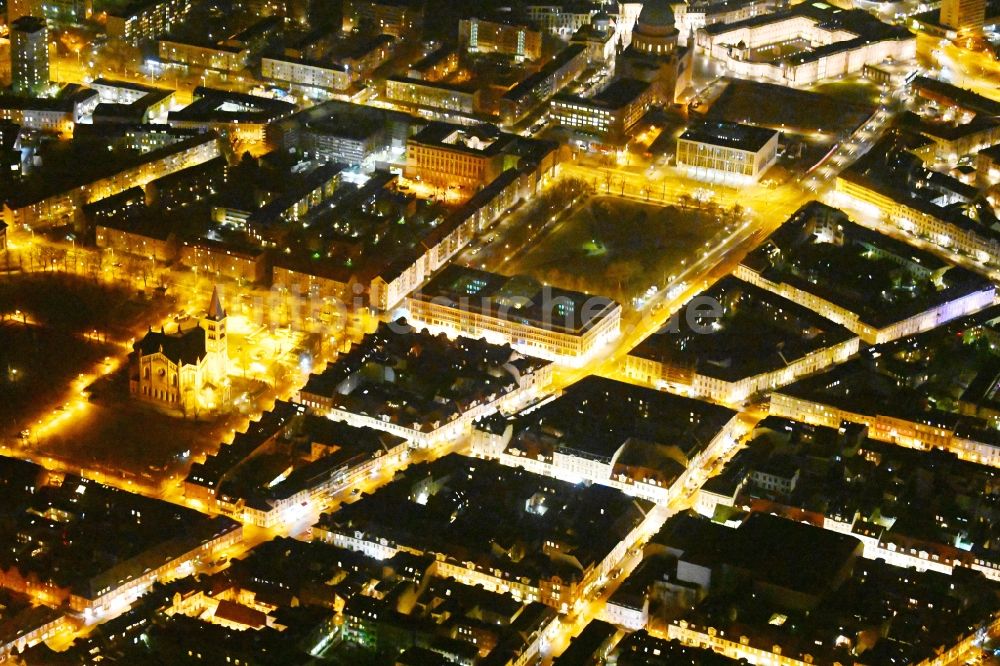 Nacht-Luftaufnahme Potsdam - Nachtluftbild Parkanlage Platz der Einheit in Potsdam im Bundesland Brandenburg, Deutschland