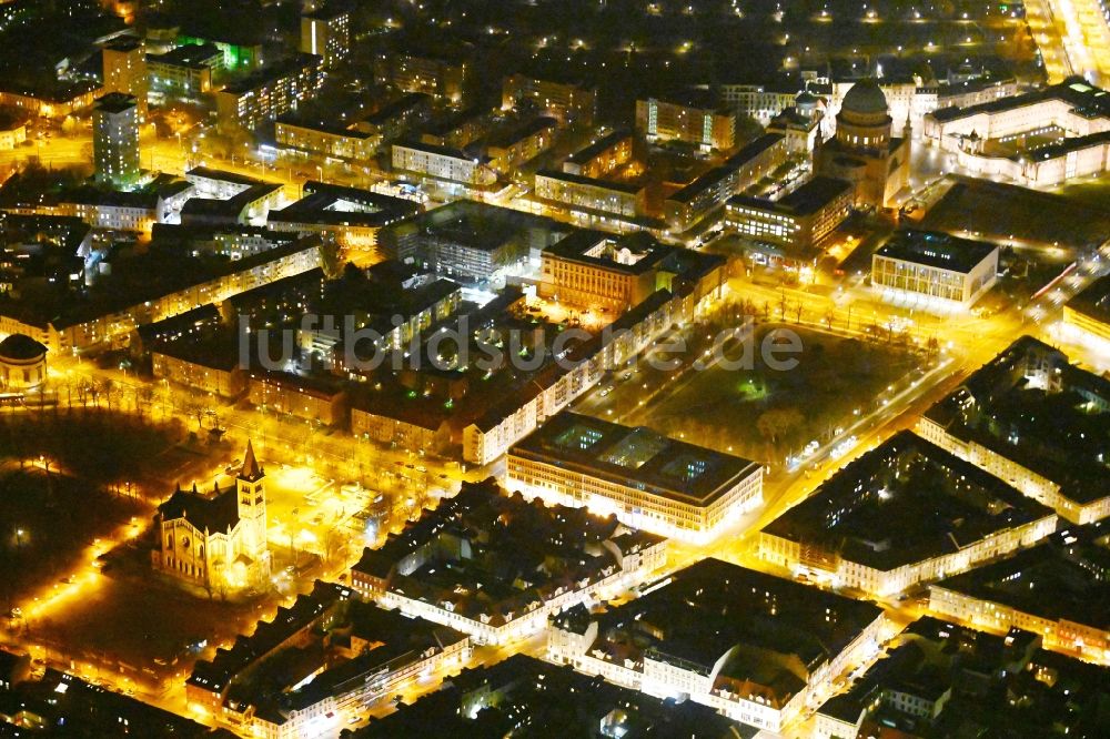 Potsdam bei Nacht von oben - Nachtluftbild Parkanlage Platz der Einheit in Potsdam im Bundesland Brandenburg, Deutschland