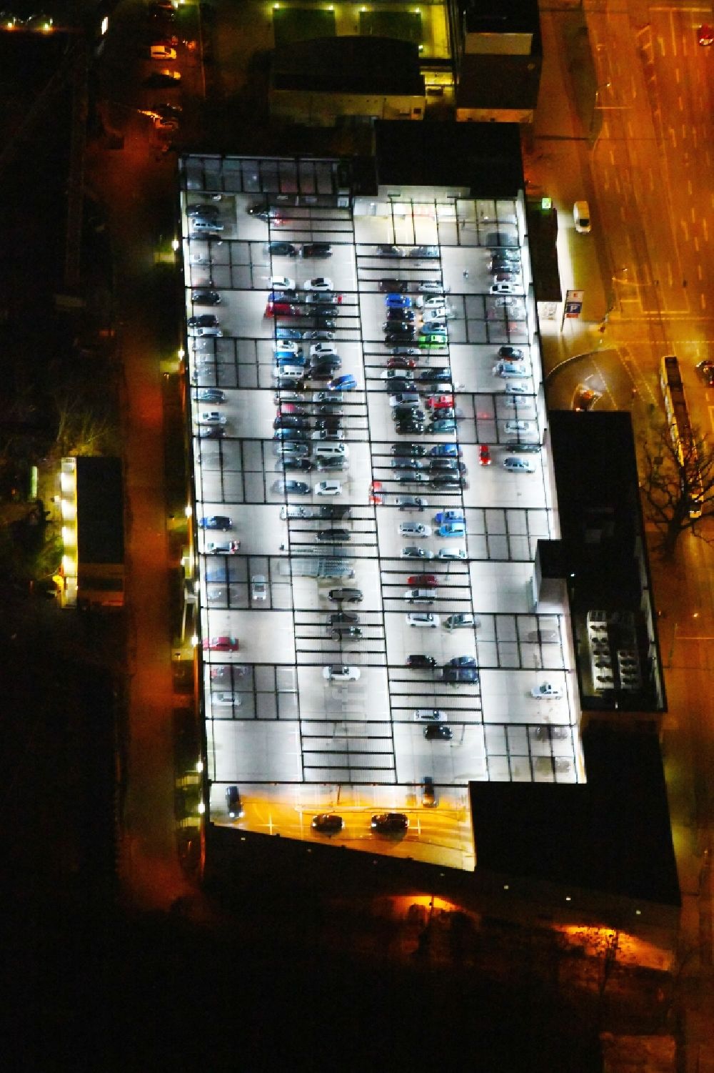 Nachtluftbild Potsdam - Nachtluftbild Parkdeck auf dem Gebäude des Parkhauses Kaufland Zeppelinstraße im Ortsteil Westliche Vorstadt in Potsdam im Bundesland Brandenburg