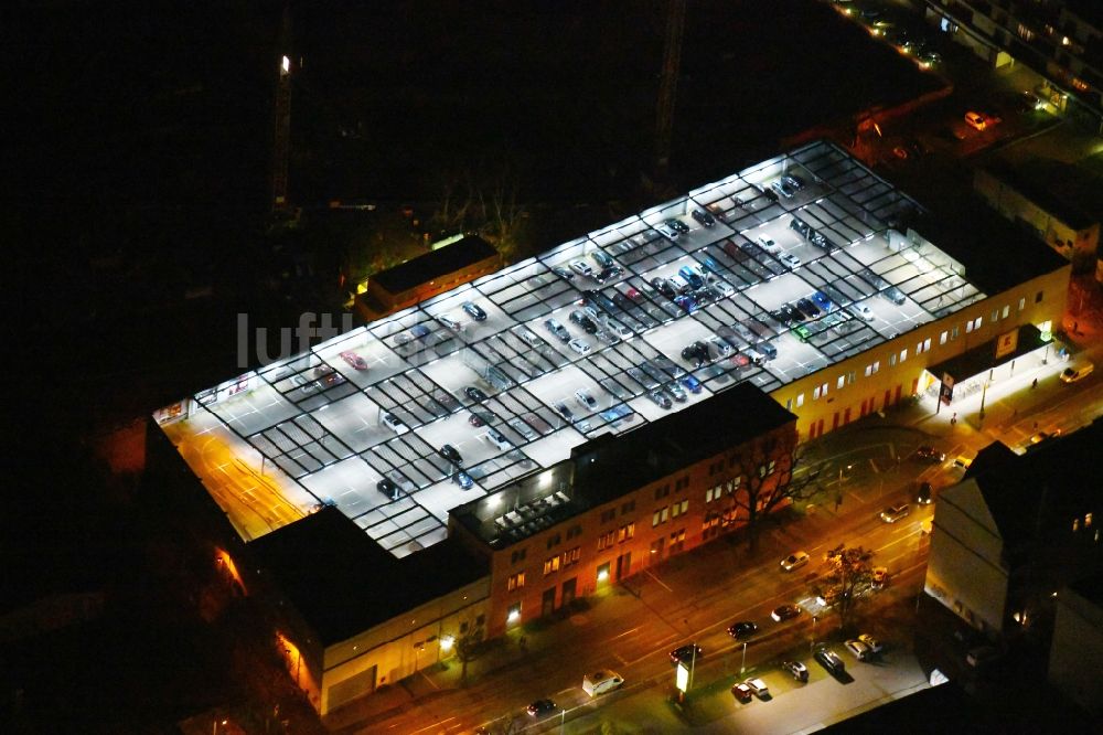 Nacht-Luftaufnahme Potsdam - Nachtluftbild Parkdeck auf dem Gebäude des Parkhauses Kaufland Zeppelinstraße im Ortsteil Westliche Vorstadt in Potsdam im Bundesland Brandenburg