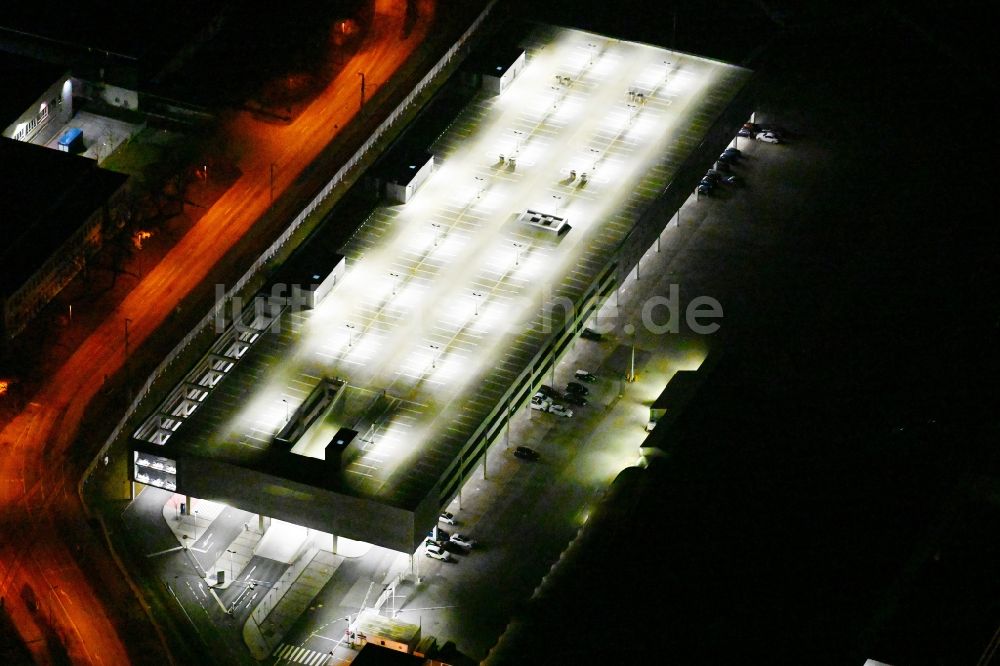 München bei Nacht von oben - Nachtluftbild Parkdeck auf dem Gebäude des Parkhauses im Ortsteil Schwabing-Freimann in München im Bundesland Bayern, Deutschland