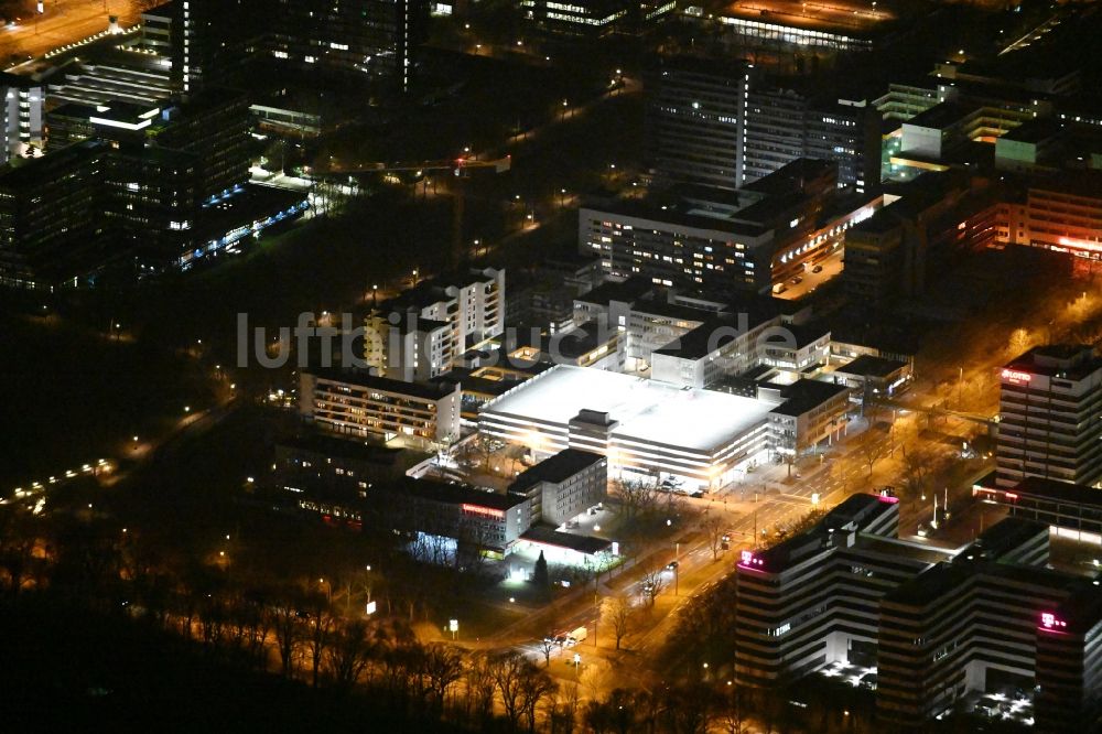 Nacht-Luftaufnahme Hamburg - Nachtluftbild Parkdeck auf dem Gebäude des Parkhauses Park-n-Fly am Überseering im Ortsteil Winterhude in Hamburg, Deutschland
