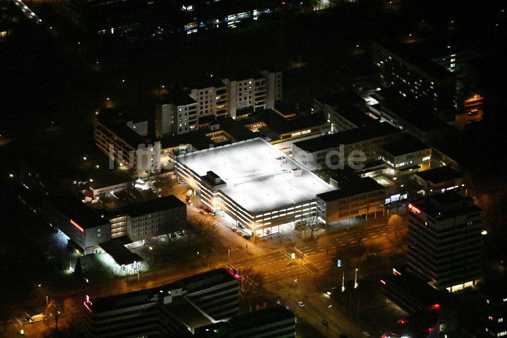Hamburg bei Nacht von oben - Nachtluftbild Parkdeck auf dem Gebäude des Parkhauses Park-n-Fly am Überseering im Ortsteil Winterhude in Hamburg, Deutschland