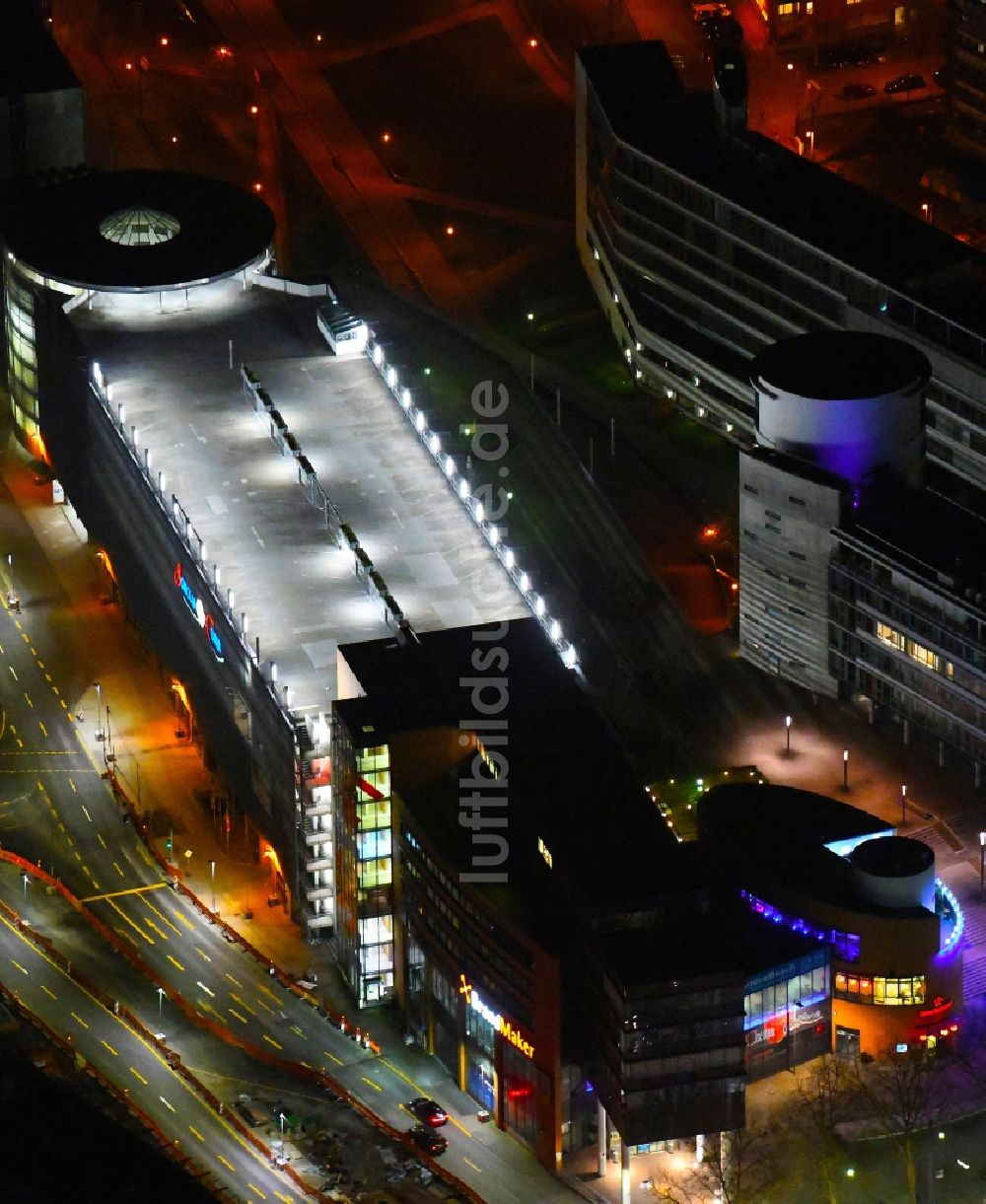 Nacht-Luftaufnahme Karlsruhe - Nachtluftbild Parkdeck auf dem Gebäude des Parkhauses Parkhaus im Scheck-In Center in Karlsruhe im Bundesland Baden-Württemberg, Deutschland