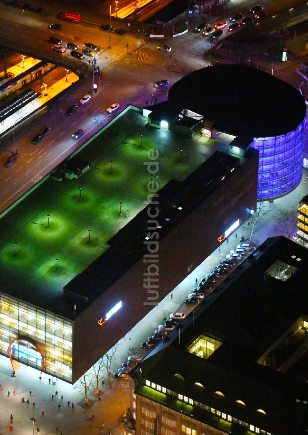 Hamburg bei Nacht aus der Vogelperspektive: Nachtluftbild Parkdeck auf dem Gebäude des Parkhauses SATURN an der Mönckebergstraße in Hamburg