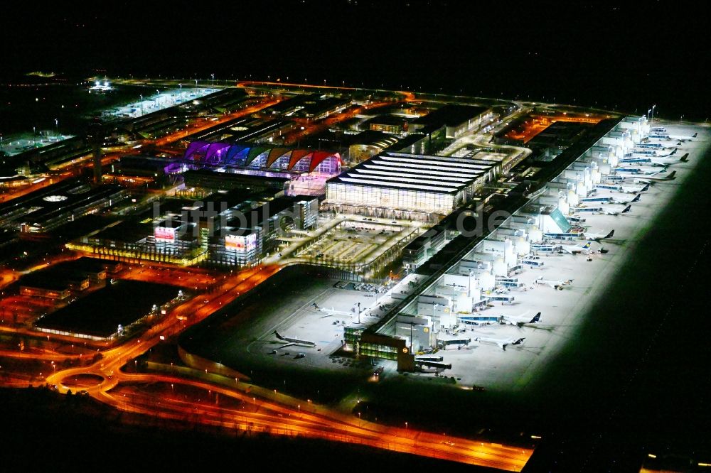 Nacht-Luftaufnahme München-Flughafen - Nachtluftbild Parkende Flugzeuge am Terminal des Flughafen in München-Flughafen im Bundesland Bayern, Deutschland