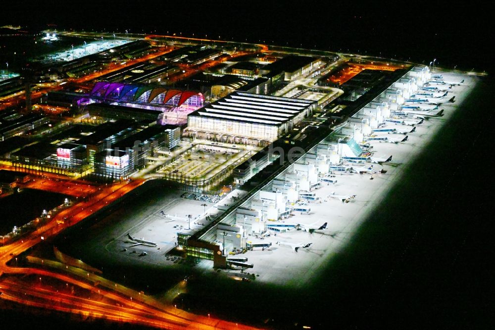München-Flughafen bei Nacht aus der Vogelperspektive: Nachtluftbild Parkende Flugzeuge am Terminal des Flughafen in München-Flughafen im Bundesland Bayern, Deutschland