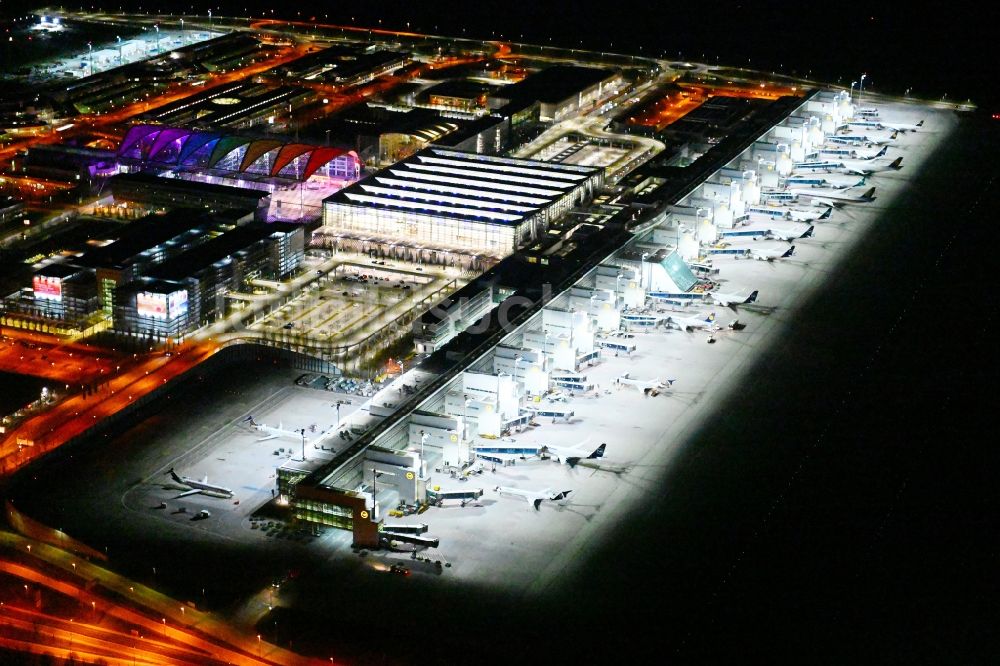 Nachtluftbild München-Flughafen - Nachtluftbild Parkende Flugzeuge am Terminal des Flughafen in München-Flughafen im Bundesland Bayern, Deutschland
