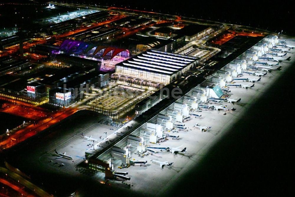 Nacht-Luftaufnahme München-Flughafen - Nachtluftbild Parkende Flugzeuge am Terminal des Flughafen in München-Flughafen im Bundesland Bayern, Deutschland