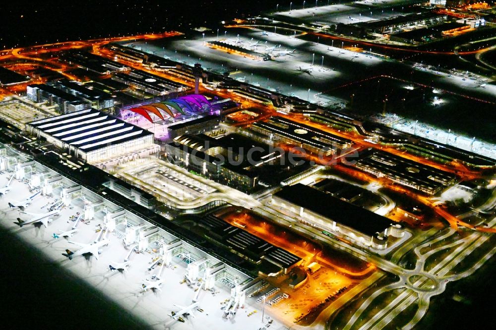 München-Flughafen bei Nacht aus der Vogelperspektive: Nachtluftbild Parkende Flugzeuge am Terminal des Flughafen in München-Flughafen im Bundesland Bayern, Deutschland