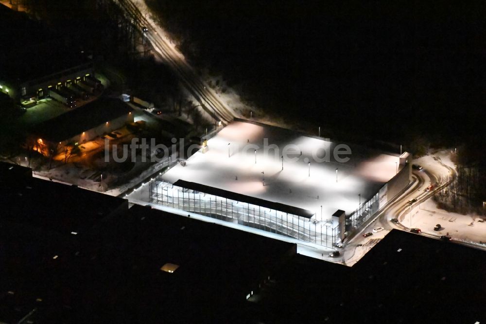 Nacht-Luftaufnahme Wildau - Nachtluftbild Parkhaus am A10 Center an der BAB Bundesautobahn A10 bei Wildau im Bundesland Brandenburg