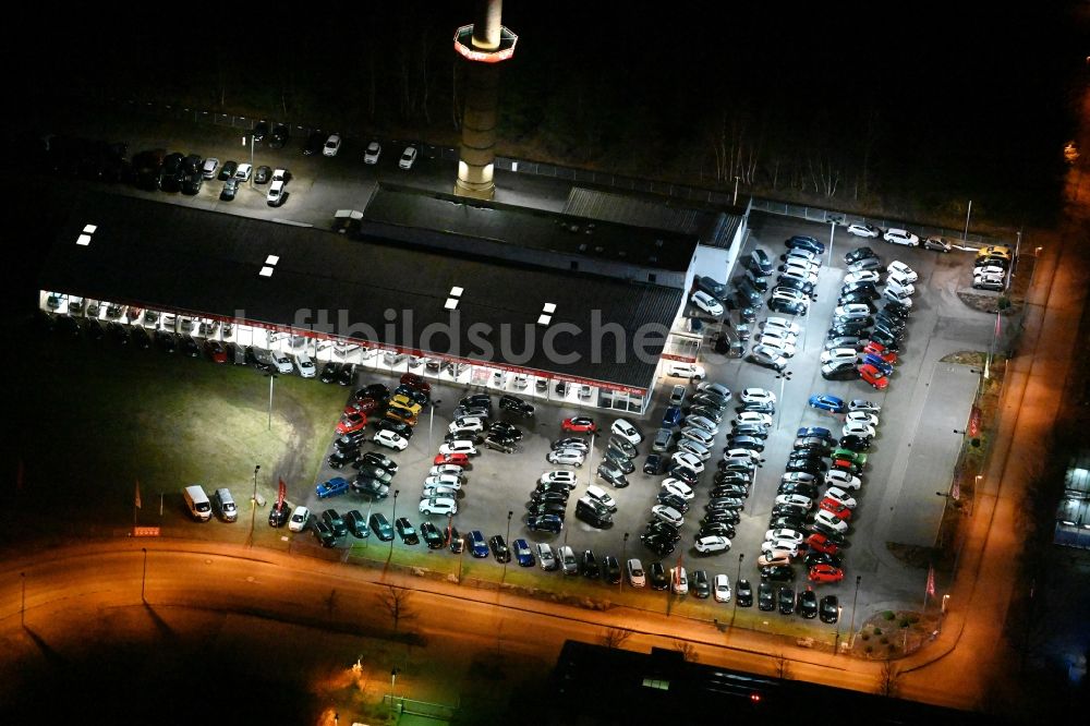 Schwerin bei Nacht aus der Vogelperspektive: Nachtluftbild Parkplatz und Abstellfläche für Automobile des Autohandels Autoland in Schwerin im Bundesland Mecklenburg-Vorpommern