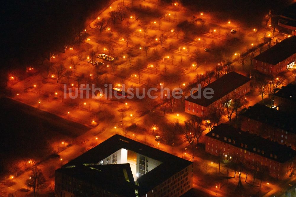 Nacht-Luftaufnahme Frankfurt (Oder) - Nachtluftbild Parkplatz und Abstellfläche für Automobile in Frankfurt (Oder) im Bundesland Brandenburg, Deutschland