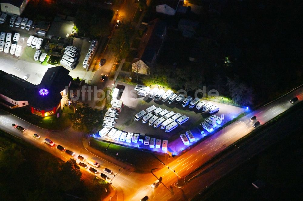 Nacht-Luftaufnahme Hoppegarten - Nachtluftbild Parkplatz und Abstellfläche für Automobile in Hoppegarten im Bundesland Brandenburg, Deutschland