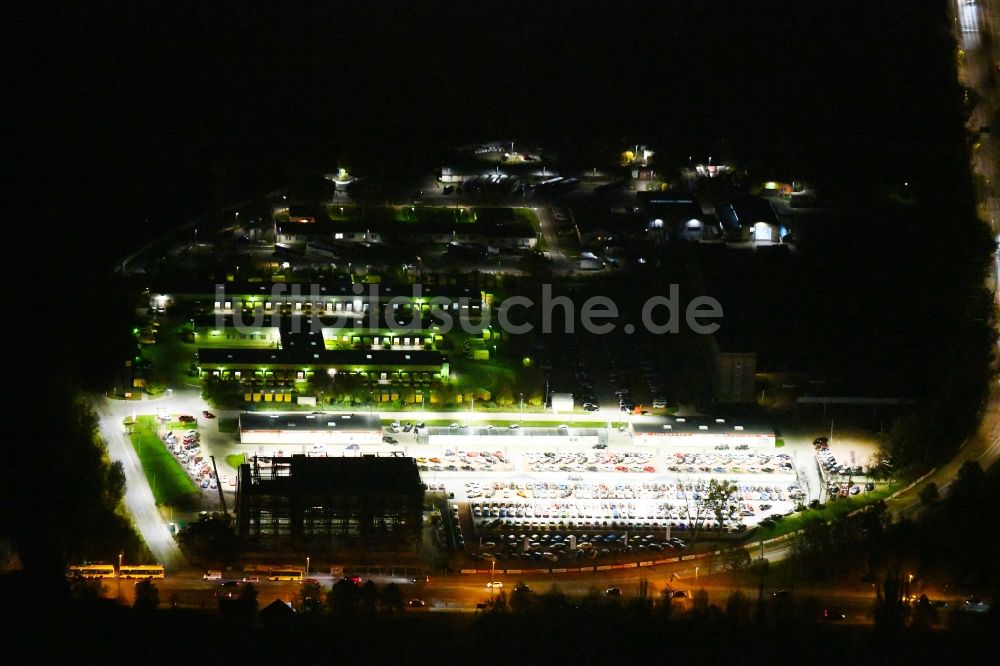 Berlin bei Nacht von oben - Nachtluftbild Parkplatz für Automobile und Autohaus- Gebäude in Berlin, Deutschland