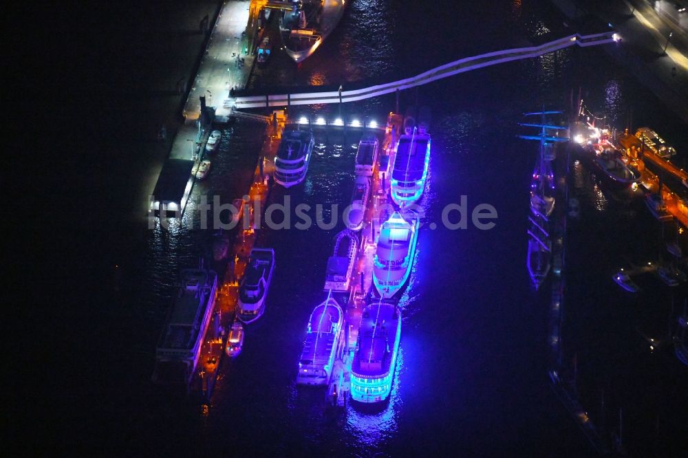 Nacht-Luftaufnahme Hamburg - Nachtluftbild Passagier- und Fahrgastschiffe im Hafenbereich an der Überseebrücke in Hamburg, Deutschland