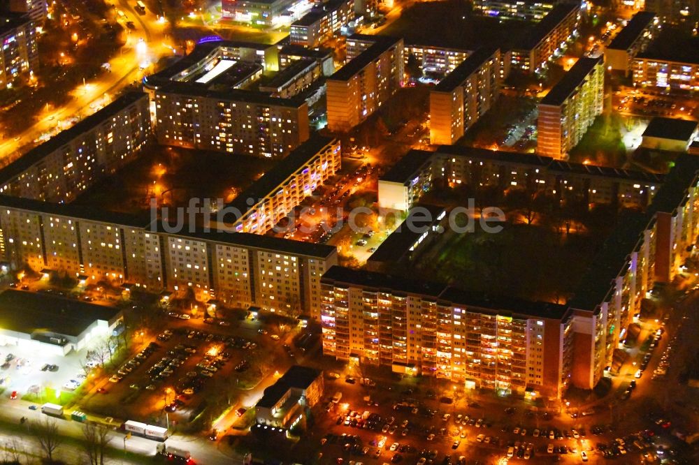 Nacht-Luftaufnahme Berlin - Nachtluftbild Plattenbau- Hochhaus- Wohnsiedlung entlang der Walter-Felsenstein-Straße - Mehrower Allee im Ortsteil Marzahn in Berlin, Deutschland