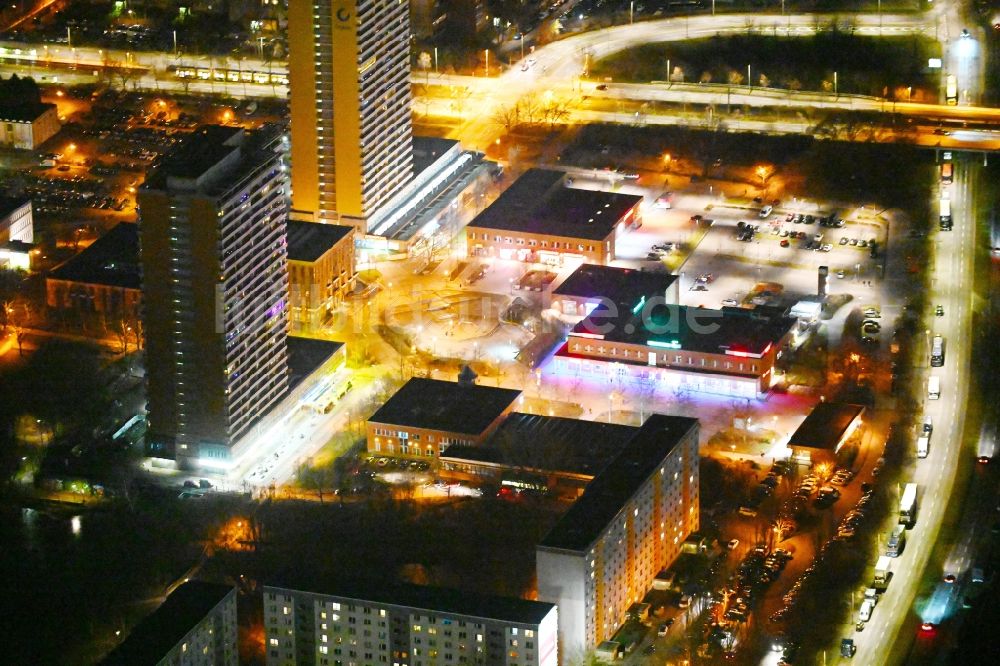 Berlin bei Nacht von oben - Nachtluftbild Plattenbau- Hochhaus- Wohnsiedlung am Helene-Weigel-Platz im Ortsteil Marzahn-Hellersdorf in Berlin, Deutschland