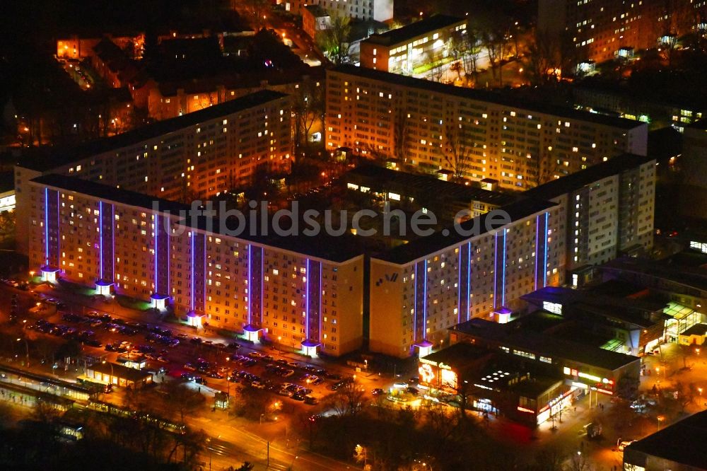 Nachtluftbild Berlin - Nachtluftbild Plattenbau- Hochhaus- Wohnsiedlung Otto-Schmirgal-Straße - Sewanstraße in Lichtenberg in Berlin, Deutschland