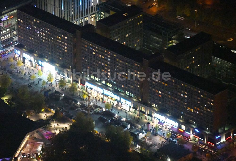 Nacht-Luftaufnahme Berlin - Nachtluftbild Plattenbau- Hochhaus- Wohnsiedlung RathausPassagen im Ortsteil Mitte in Berlin, Deutschland