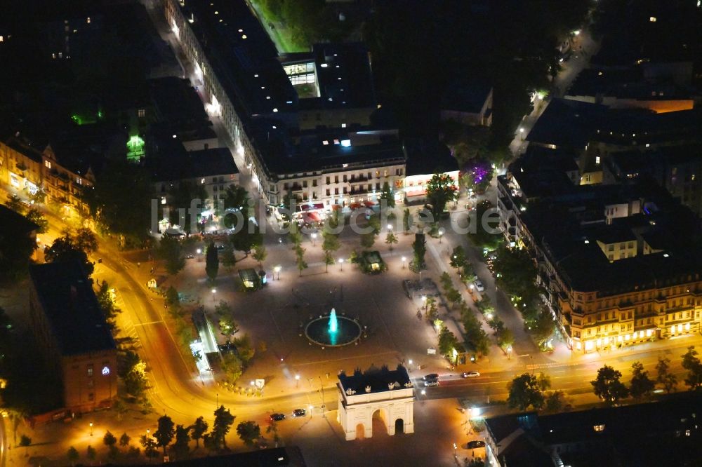 Potsdam bei Nacht von oben - Nachtluftbild Platz- Ensemble Luisenplatz in Potsdam im Bundesland Brandenburg, Deutschland
