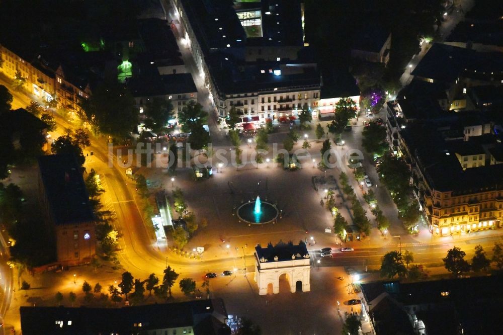 Potsdam bei Nacht aus der Vogelperspektive: Nachtluftbild Platz- Ensemble Luisenplatz in Potsdam im Bundesland Brandenburg, Deutschland