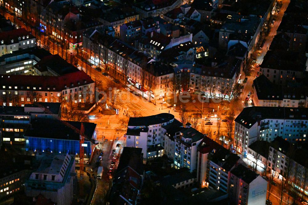 München bei Nacht aus der Vogelperspektive: Nachtluftbild Platz- Ensemble in München im Bundesland Bayern, Deutschland