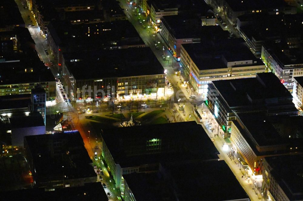 Nacht-Luftaufnahme Mannheim - Nachtluftbild Platz- Ensemble Paradeplatz im Ortsteil Quadrate in Mannheim im Bundesland Baden-Württemberg, Deutschland