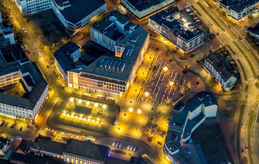 Hamm bei Nacht von oben - Nachtluftbild Platz- Ensemble Platz der Deutschen Einheit in Hamm im Bundesland Nordrhein-Westfalen, Deutschland