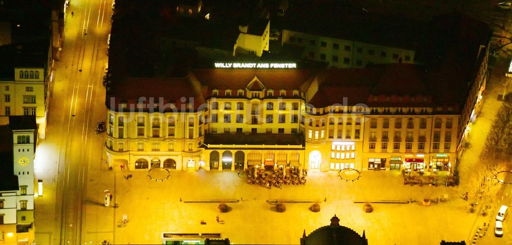 Nachtluftbild Erfurt - Nachtluftbild Platz- Ensemble Willi-Brandt-Platz in Erfurt im Bundesland Thüringen, Deutschland