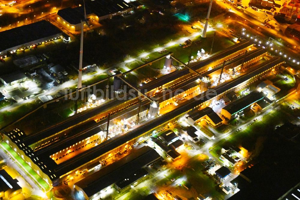 Nacht-Luftaufnahme Hamburg - Nachtluftbild Produktionshallen der TRIMET Aluminium SE im Ortsteil Altenwerder in Hamburg, Deutschland