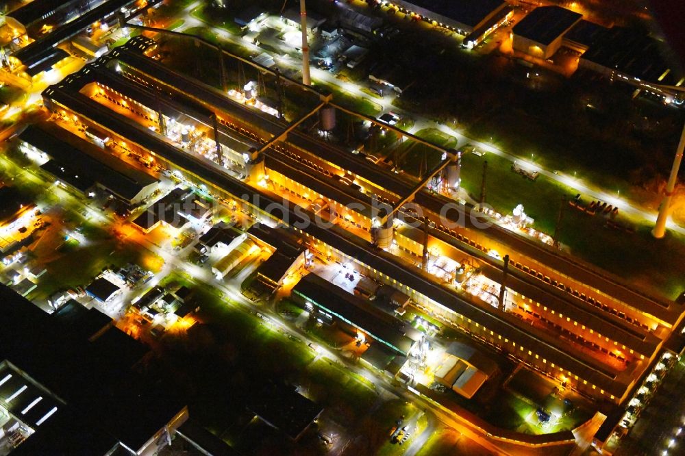 Hamburg bei Nacht von oben - Nachtluftbild Produktionshallen der TRIMET Aluminium SE im Ortsteil Altenwerder in Hamburg, Deutschland