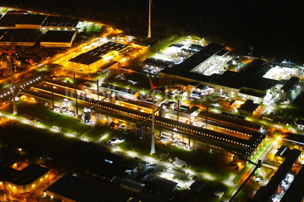 Nachtluftbild Hamburg - Nachtluftbild Produktionshallen der TRIMET Aluminium SE im Ortsteil Altenwerder in Hamburg, Deutschland