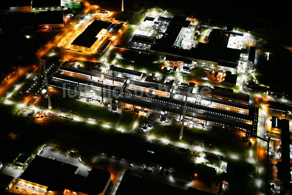 Hamburg bei Nacht von oben - Nachtluftbild Produktionshallen der TRIMET Aluminium SE im Ortsteil Altenwerder in Hamburg, Deutschland