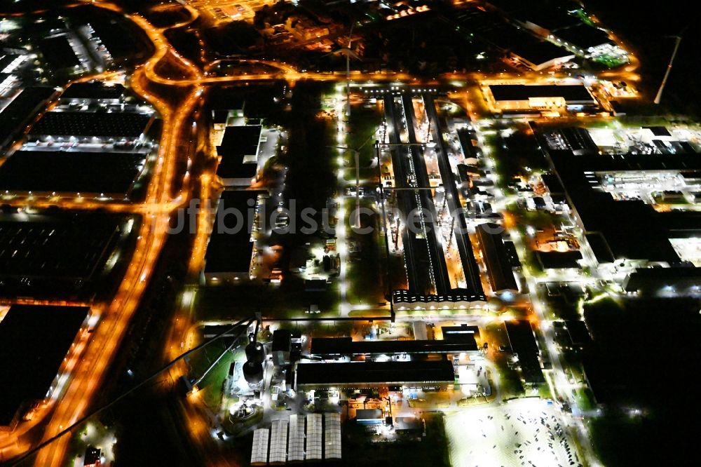 Hamburg bei Nacht aus der Vogelperspektive: Nachtluftbild Produktionshallen der TRIMET Aluminium SE im Ortsteil Altenwerder in Hamburg, Deutschland