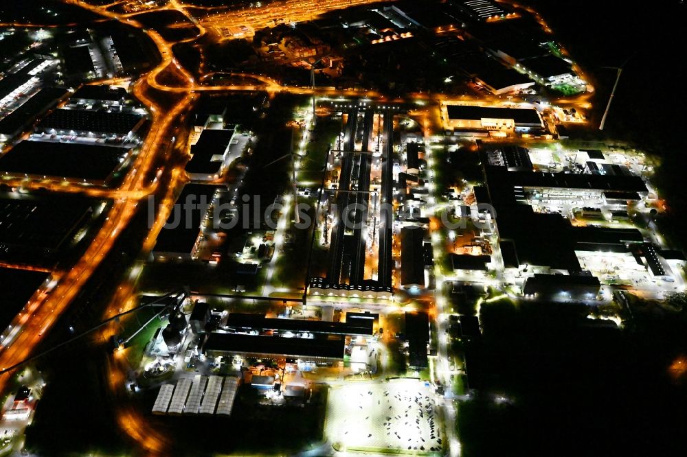 Nachtluftbild Hamburg - Nachtluftbild Produktionshallen der TRIMET Aluminium SE im Ortsteil Altenwerder in Hamburg, Deutschland