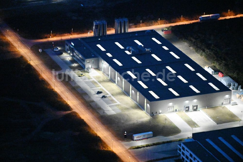 Nachtluftbild Schwerin - Nachtluftbild Produktionsstandort von Procap im Industriepark in Schwerin im Bundesland Mecklenburg-Vorpommern