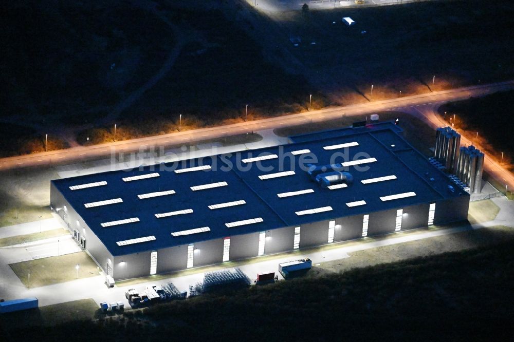 Schwerin bei Nacht von oben - Nachtluftbild Produktionsstandort von Procap im Industriepark in Schwerin im Bundesland Mecklenburg-Vorpommern