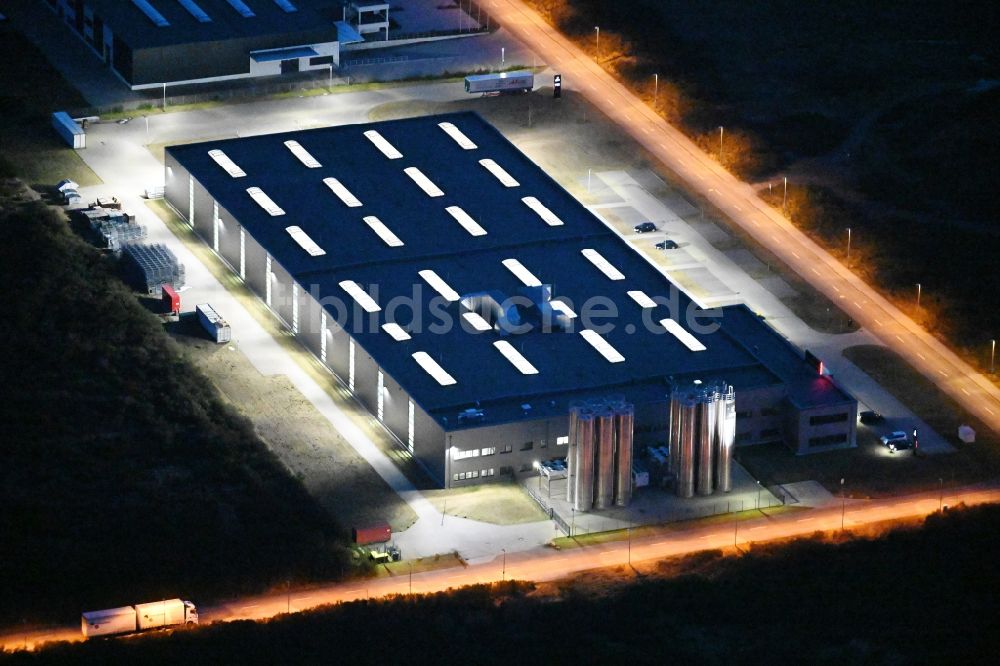 Schwerin bei Nacht aus der Vogelperspektive: Nachtluftbild Produktionsstandort von Procap im Industriepark in Schwerin im Bundesland Mecklenburg-Vorpommern