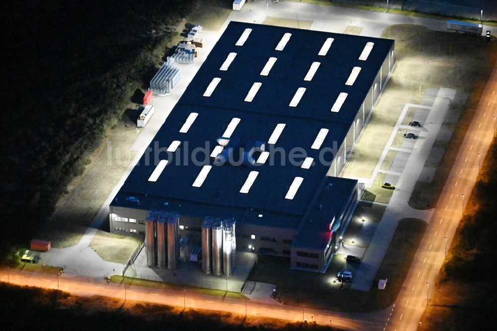 Nacht-Luftaufnahme Schwerin - Nachtluftbild Produktionsstandort von Procap im Industriepark in Schwerin im Bundesland Mecklenburg-Vorpommern